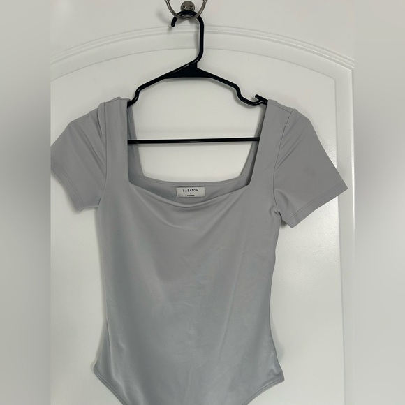 Aritzia Babaton Contour Square Neck Short Sleeve Tee Bodysuit Gray size small - Picture 4 of 9